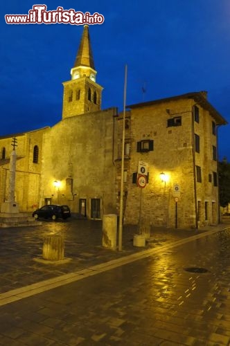 Immagine La città lagunare di Grado durante una passeggiata serale