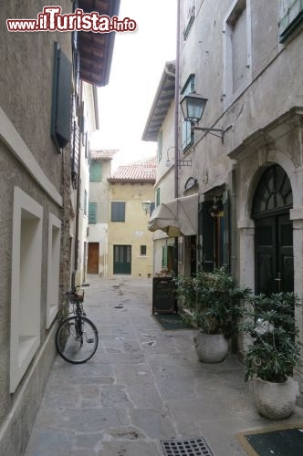 Immagine la zona centrale di Grado è caratterizzata da alcuni stretti vicolil