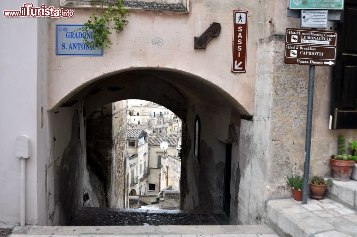 Immagine I Gradoni di San Antonio a Matera: ci troviamo nel Sasso Barisano, che rimane a mord della Civita, la spina rocciosa che divide in due il centro storico di Matera