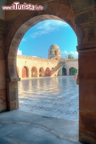 Immagine La Gran moschea di Sousse in Tunisia è uno dei monumenti più fotogenici di tutta la città - © Marcin Sylwia Ciesielski / Shutterstock.com