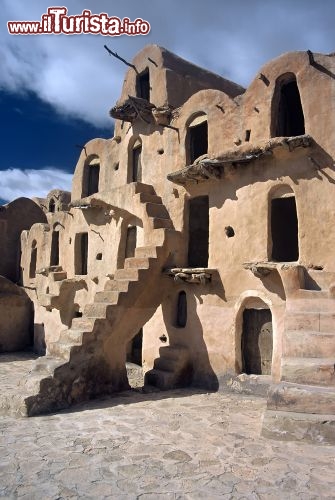 Immagine Il cortile interno (quello piccolo) di un granaio fortificato berbero in Tunisia: siamo a Ksar Ouled Soltane, una delle attrazioni più importanti della regione di Tataouine - © StephanScherhag / Shutterstock.com