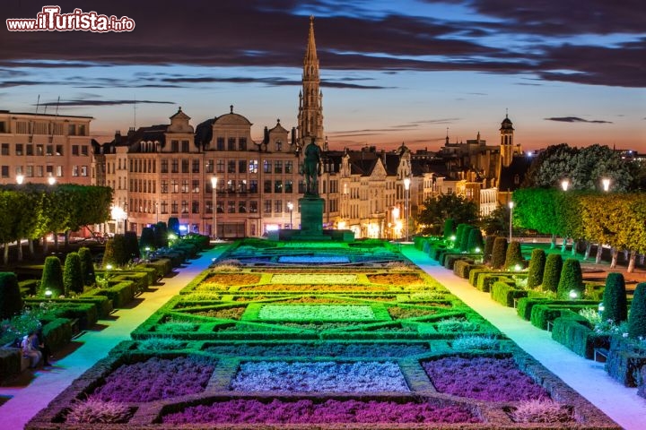 Immagine La Grand Place alla sera di ferragosto: ogni due anni, durante il culmine dell'estate, la piazza viene ricoperta da un tappeto di fiori begonie (Flower Carpet) che rendono la capitale Bruxelles ancora più bella e profumata - © Bucchi Francesco / Shutterstock.com