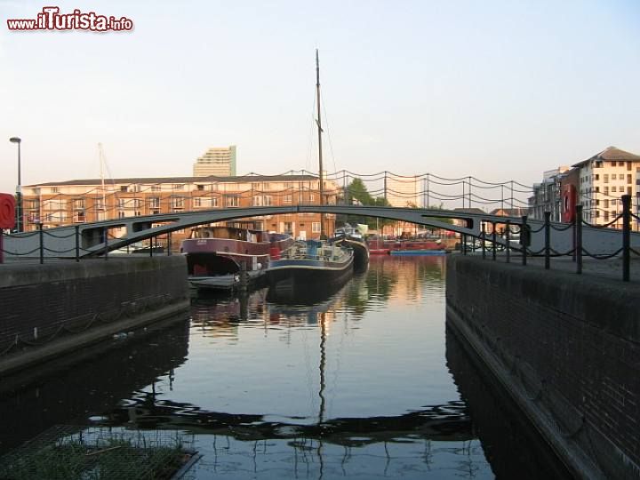 Immagine Grand Surrey Canal a Londra, Inghilterra. Venne inaugurato nel 1807 quando era fiancheggiato da vecchie segherie e fornaci.