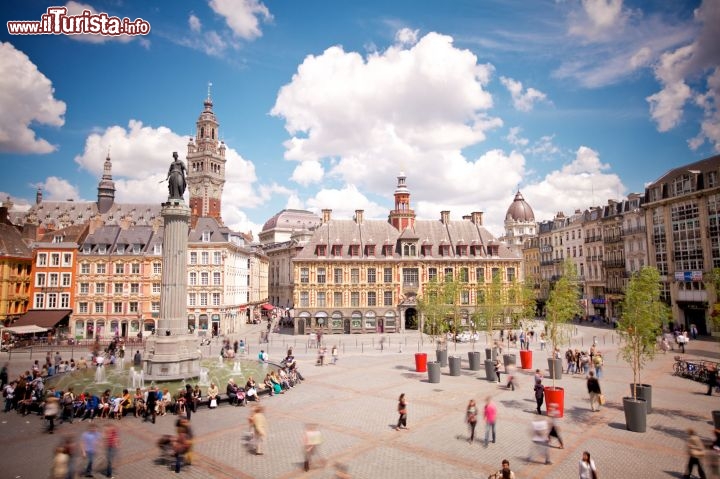 Immagine La Grande Place di Lille, l'affollata Piazza Centrale con la cornice di eleganti palazzi signorili. Ci sono due momenti particolari in cui visitare questa città del nord-est della Francia: a settembre l'importante Braderie, il mercatino delle pulci probabilmente più grande di tutto il continente europeo e durante l'avvento, quelli di Natale - OT Lille / © Laurent 