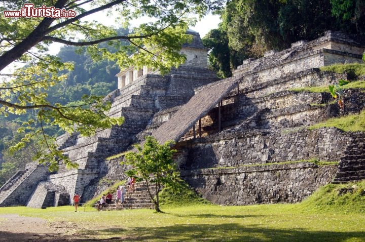 Immagine Il Tempio delle Iscrizioni è il tempio Maya più famoso e interessante di Palenque (Chiapas). Una ripida scala di quasi 20 metri conduce all'ingresso della piramide, che rappresenta un maestoso monumento funebre: la cripta è collocata 24 metri sotto terra- © Valery Shanin / Shutterstock.com