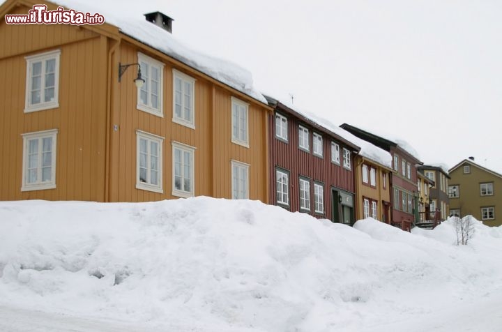 Immagine Grande nevicata a Roros: la neve quasi sigilla le case di legno di questo borgo della Norvegia, Patrimonio UNESCO - © Tyler Olson / Shutterstock.com