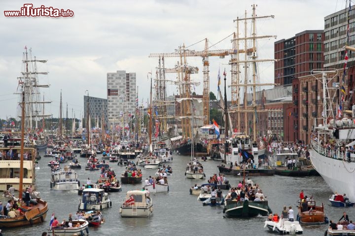 Immagine Grande parata di navi alla regata Sail Amsterdam, Paesi Bassi - Il porto di Amsterdam letteralmente invaso da navi e imbarcazioni durante la quattro giorni della parata marittima che riunisce qui il meglio del panorama navale del mondo © jan kranendonk / Shutterstock.com