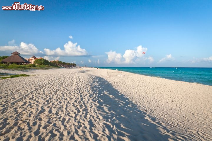 Immagine La grande spiaggia di Playacar nella Penisola dello Yucatan in Messico - © Patryk Kosmider / Shutterstock.com