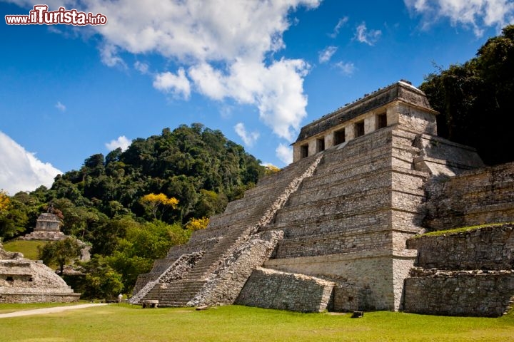 Immagine Il Tempio delle Iscrizioni di Palenque (Chiapas, Messico) risale all'anno 675 circa, e rappresenta il monumento funebre del re Pacal. Ospita il secondo geroglifico Maya più lungo del mondo, dopo quello di Copàn - © Dario Lo Presti / Shutterstock.com