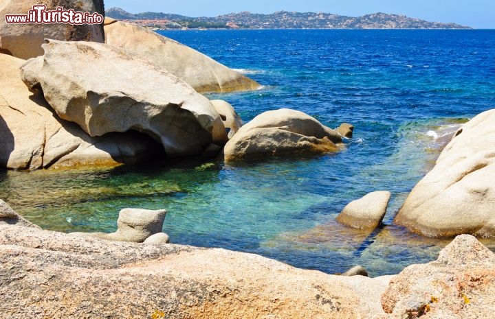 Immagine Rocce granitiche e mare cristallino a Palau, nel nord della Sardegna, accanto alla famosa Costa Smeralda. Il litorale è frastagliato, modellato dall'acqua e dal vento, e le scogliere incorniciano calette paradisiache immerse nel silenzio  - © Web Picture Blog / Shutterstock.com