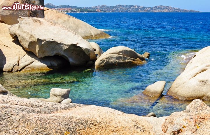 Immagine Rocce granitiche e mare cristallino a Palau, nel nord della Sardegna, accanto alla famosa Costa Smeralda. Il litorale è frastagliato, modellato dall'acqua e dal vento, e le scogliere incorniciano calette paradisiache immerse nel silenzio  - © Web Picture Blog / Shutterstock.com