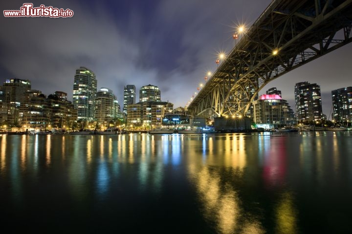 Immagine Il Granville Street Bridge di Vancouver (British Columbia, Canada) è un ponte a 8 corsie che fa parte della Highway 99, disteso sull'insenatura di False Creek a 27 metri di altezza sopra Granville Island. La prima versione era del 1889, mentre il ponte attuale, costato 16,5 milioni di dollari, è stato inaugurato nel 1954. Di recente è stato messo in sicurezza con nuovi sistemi antisismici, cordoli più alti e barriere - © Tu Le / Shutterstock.com