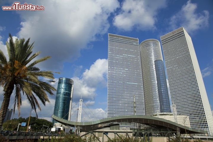 Immagine Tre grattacieli di Tel Aviv (Israele) e ai loro piedi il tetto ondulato della stazione ferroviaria di HaShalom. Gli edifici moderni dimostrano la grande crescita vissuta negli ultimi decenni dalla città, che rappresenta il principale centro economico e l'area metropolitana più grande e popolosa del paese - © Eldad Carin / Shutterstock.com