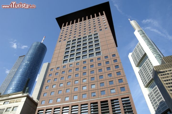 Immagine Uno dei grattacieli che si elevano imponenti nella parte moderna di Francoforte, nel cuore della Germania - © Patrik Dietrich / Shutterstock.com