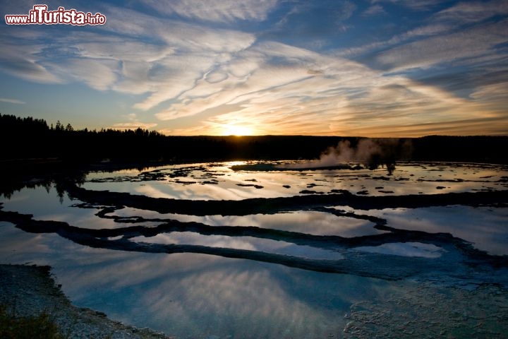 Immagine Great Fountain geyser al tramonto, nello Yellostone National Park. Ci troviamo nel Wyoming, USA - © James Mattil / Shutterstock.com