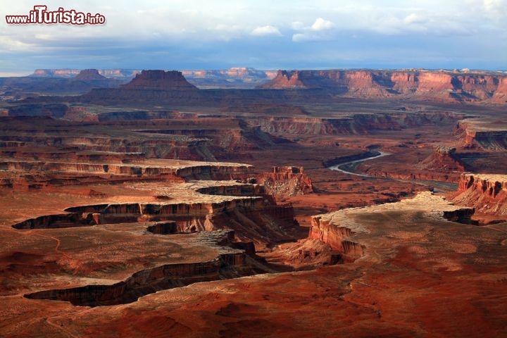 Immagine Il Canyonlands National Park è un Parco Nazionale dello Utah, USA, costituito da un ambiente semi-desertico in cui i fiumi Green River e Colorado hanno scavato spettacolari canyon. Nell'immagine il corso del Green River, con le sue anse sinuose che si fanno strada tra le rocce rosse a strapiombo. Il vento e gli altri agenti atmosferici hanno poi contribuito a modellare archi, caverne e altre meraviglie architettoniche naturali - © fotozotti / Shutterstock.com