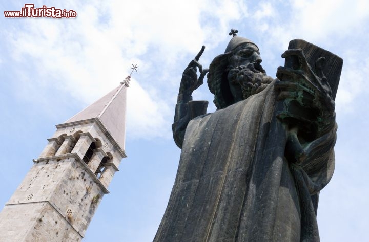 Immagine Spalato, Dalmazia, Croazia: la statua bronzea di Grgur Ninski, o Gregorio di Nona, fu realizzata da Ivan Meštrović e si trova nel parco subito fuori le mura, di fronte alla porta orientale del Palazzo di Diocleziano. Dietro di lui, nell'immagine, il campanile della Cattedrale di San Doimo - © yakub88 / Shutterstock.com