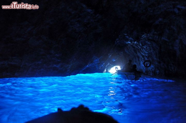 Immagine Grotta Azzurra Capri: la luce elettrica dentro alla caverna