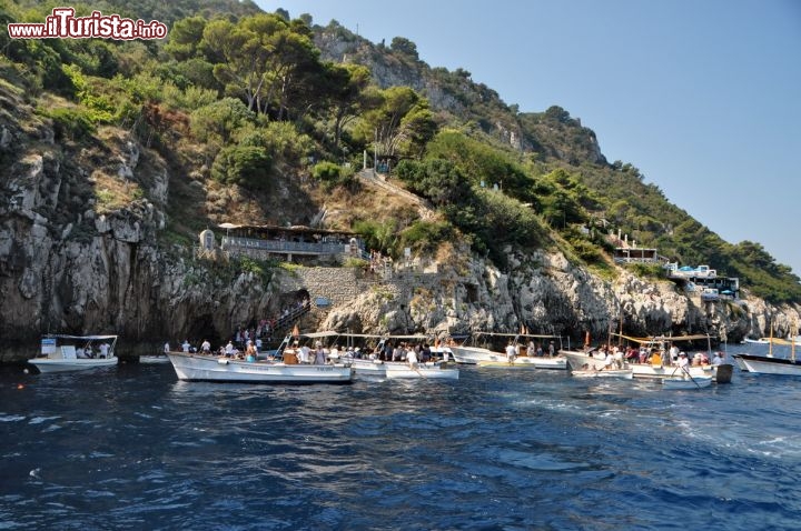 Immagine Grotta Azzurra: barche davanti all'ingresso, in attesa del loro turno