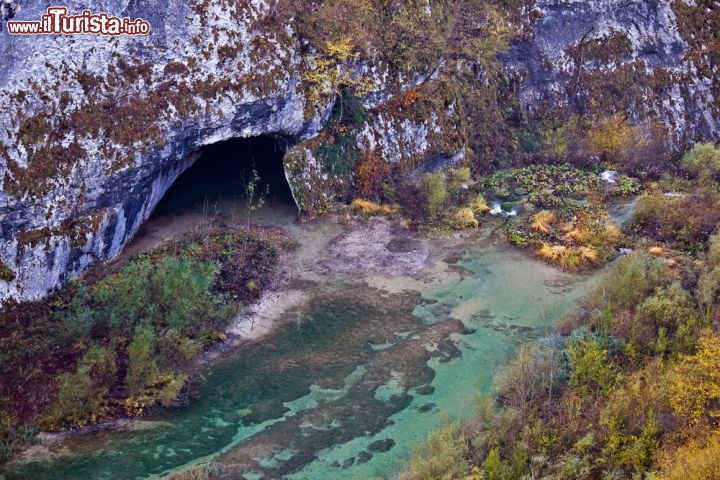 Immagine Una grotta ai laghi di Plitvice, Croazia -  Oltre a foreste di faggi e abeti, l'area protetta croata ospita splendide grotte formate nel corso dei millenni dall'erosione di acqua e vento. Fra quelle più suggestive merita sicuramente una visita la famosa Grotta Azzurra © xbrchx / Shutterstock.com