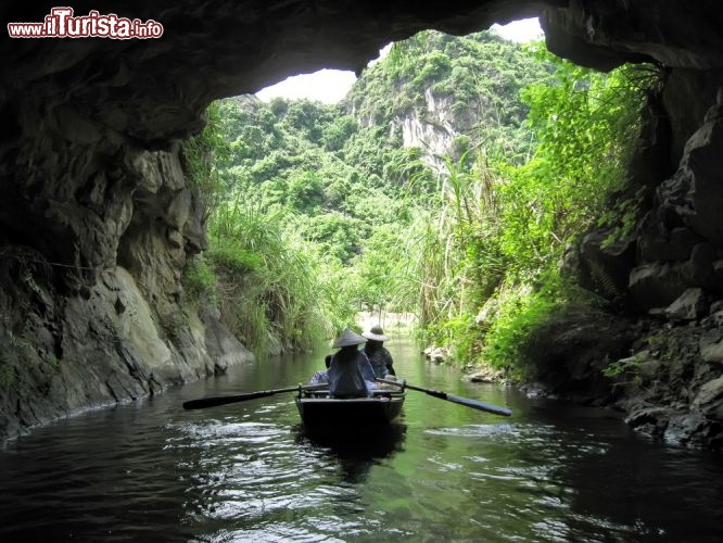 Immagine Grotta di Trang An, una barca di turisti: è una delle principali attrazioni della provincia di Ninh Binh, nella zona settentrionale del Vietnam. Negli ultimi anni, con la creazione di un nuovo complesso turistico, l'afflusso di visitatori è cresciuto considerevolmente - Foto © Radiokafka / Shutterstock.com