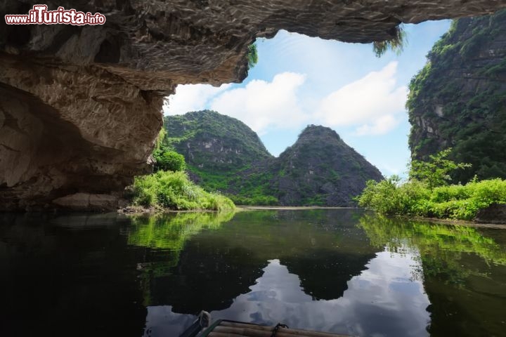 Immagine Grotta a Tam Coc, Ninh Binh, Vietnam: il termine Tam Coc significa "tre grotte", le quali sono visitabili in barca con una gita di circa tre ore navigando sul fiume Ngo Dong - Foto © Khoroshunova Olga / Shutterstock.com