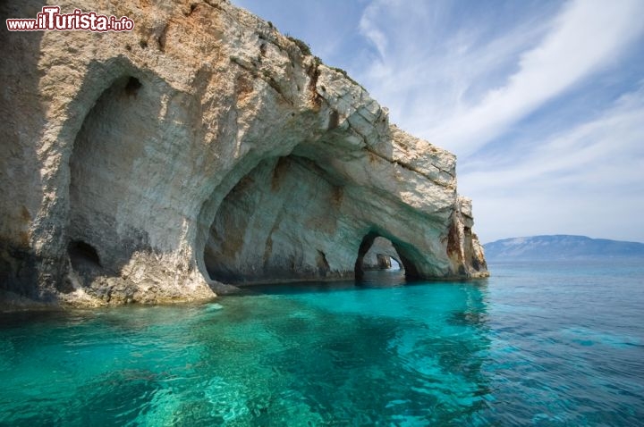 Immagine Le cosiddette Grotte Azzurre di Zacinto (Grotte di Galazio), sono circondate da un mare cristallino color smeraldo, e sono uno dei luoghi più romantici di tutta l'isola di Zante in Grecia. Si trovano vicino il capo di Skinari, la punta nord dell'isola - © mskorpion / Shutterstock.com