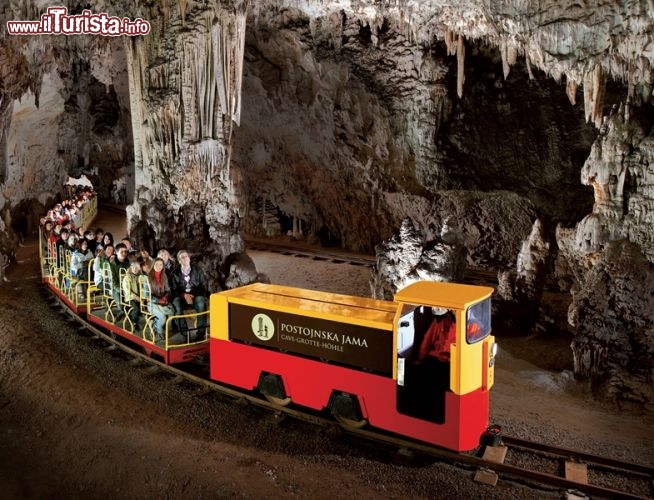 Immagine Grotte di Postojnska (Postumia) in Slovenia: il celebre trenino unisce alla magia della visita anche l'adrenalina di uno slalom tra stalattiti e stalagmiti - Cortesia foto www.postojnska-jama.eu