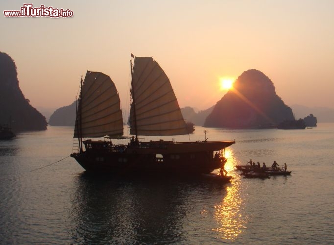 Immagine Ha Long Bay fotografata al tramonto. Ci troviamo nel Vietnam settentrionale, a circa 160 km dalla capitale Hanoi - © Andrew Crump -  Creative Commons Attribution 2.0 Generic license.