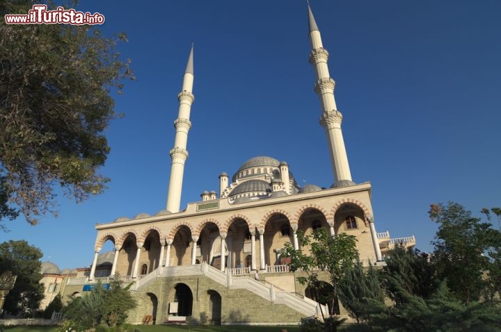 Immagine Haci Veys Zade, la moschea piu grande di Konya, Turchia - © ollirg / Shutterstock.com