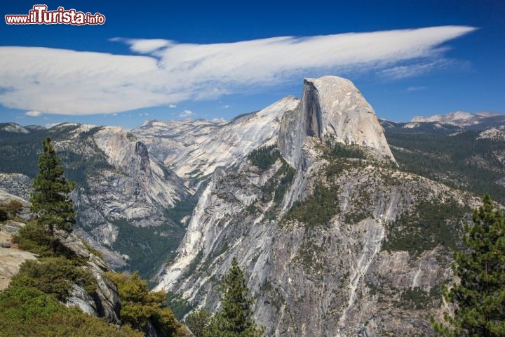 Immagine Hald Dome a Yosemite, come si può ammirare dal punto panoramico di Glacier Point, in California - © Radoslaw Lecyk / Shutterstock.com