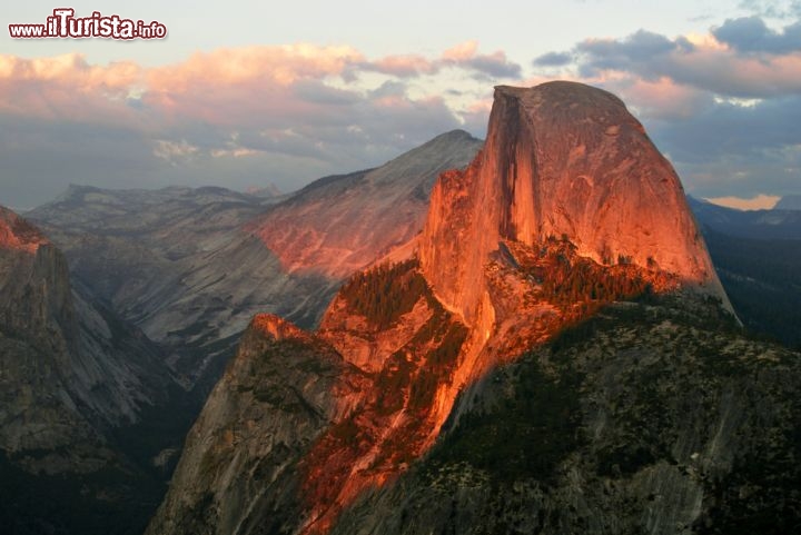 Immagine Half Dome al tramonto: la spettacolare montagna si trova all'interno della Yosemite Valley, nell'omonimo Parco Nazionale della California, negli  USA - © Dee Golden / Shutterstock.com