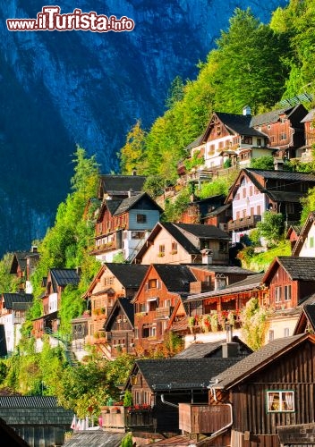 Immagine Hallstatt si trova nella regione del Salzkammergut, in Alta Austria. E' un tipico villaggio alpino che per il suo aspetto tradizionale e magnificamente conservato è stato eletto tra i Patrimoni dell'Umanità dell'UNESCO - © Boris Stroujko / Shutterstock.com