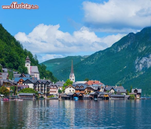 Immagine Hallstatt in Austria è un tipico villaggio alpino del Salzkammergut che è stato eletto come Patrimonio dell'Umanita dell'UNESCO - © Max Topchii / Shutterstock.com