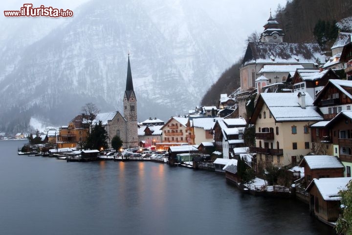 Immagine Hallstatt merita una visita anche in pieno inverno: non mancano di certo i paesaggi innevati lungo l'Halstatter see, uno dei laghi più emozionanti dell'Alta Austria - © THITI H. / Shutterstock.com