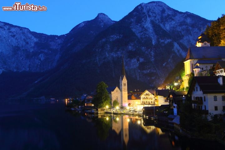 Immagine Hallstatt, il borgo in Alta Austria: anche di notte il villaggio Patrimonio UNESCO conserva tutto il suo fascino - © mary416  / Shutterstock.com