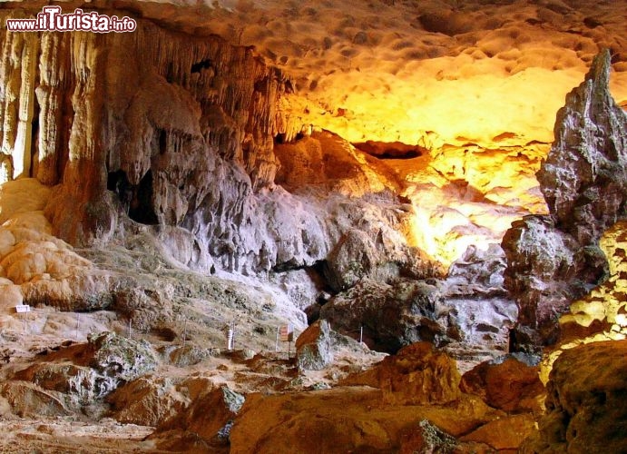 Immagine La baia di Halong, in Vietnam, è famosa per alcune spettacolari grotte, accessibili via mare. Segnaliamo la Grotta dei Tamburi (Hang Trong), la maggiore delle cavità e cioè la Grotta dei Pali di Legno (Hang Dau Go), e la celebre Sung Sot, considerata come la grotta della fertilità, per la presenza di una concrezione calcarea dalla eloquente forma fallica - © Benutzer:Rhaessner - GNU-FDL  Creative Commons Attribution-Share Alike 3.0 Unported license