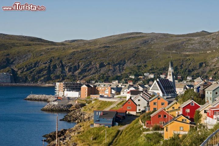 Immagine Panorama su Hammerfest, Norvegia - Città della contea di Finnmark in Norvegia, Hammerfest ha ricevuto lo status di città nel 1789 in seguito alla rivolta dei Cocker. Diventata un importante centro di pesca e di caccia artica già prima di ricevere il titolo di città, questa graziosa località norvegese sostiene di essere il centro più a nord del mondo, primato che viene però rivendicato anche da altri due centri abitati: Honningsvag, sempre in Norvegia, e Barrow, in Alaska. Hammerfest è anche un popolare punto di partenza per viaggi e tour verso nord: da qui salpa infatti ogni giorno un traghetto per Capo Nord, il punto di terra emerso più a nord del continente europeo. E' inoltre un importante centro di cultura Sami © Alexander Erdbeer / Shutterstock.com