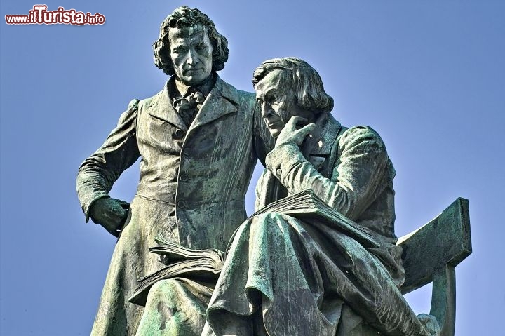 Immagine Ad Hanau, in Assia, si trova il monumento a Wilhelm and Jacob Grimm, i fratelli padri delle fiabe più importanti dell'Europa. Il gruppo scultoreo è opera di Syrius Eberle - Copyright DZTphoto design Goebel Horst