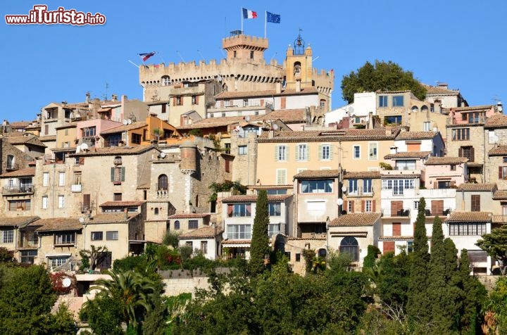 Immagine Haut de Cagnes rappresenta la parte alta di Cagnes-sur-mer, il villaggio costiero della Francia meridionale - © Arthur R. / Shutterstock.com