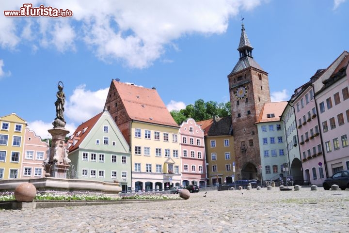 Immagine La piazza principale di Landsberg am Lech, Baviera, Germania. La città sorge all'incrocio di due vie romane: la via Claudia e quella del sale, opera del duca di Sassonia Enrico il Leone.