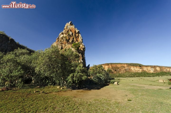 Immagine Hell's Gate National Park: la roccia aguzza prende il nome di Fischer's Tower .Siamo in Kenya lungo la depressione della famosa Rift Valley dell'Africa - © hakuna_jina / Shutterstock.com