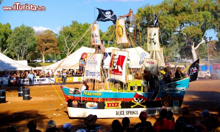 Immagine Henley On Todd Regatta, la grottesca regata nel fiume senza acqua - Il Todd River infatti risulta secco durante l'inverno e sul letto del fiume di Alice Springs viene svolta la regata più pazza di tutta l'Australia - © Lauren Cameo / Shutterstock.com