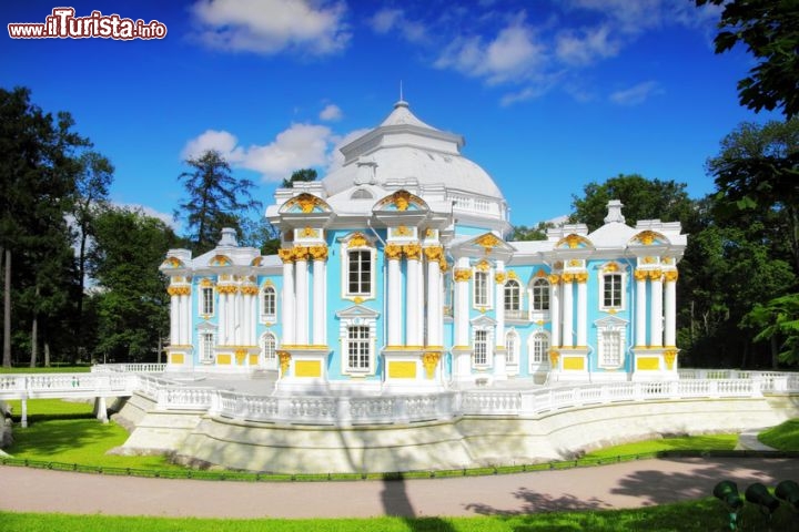 Immagine Per raggiungere il Padiglione Ermitage si attraversa il giardino alla francese che ciroconda il Palazzo di Caterina, parte del complesso architettonico di Tsarskoe Selo, a Puškin, a 25 km da San Pietroburgo. Il padiglione azzurro e bianco fu progettato nel Settecento da Zemstov - Vitas / Fotolia.com