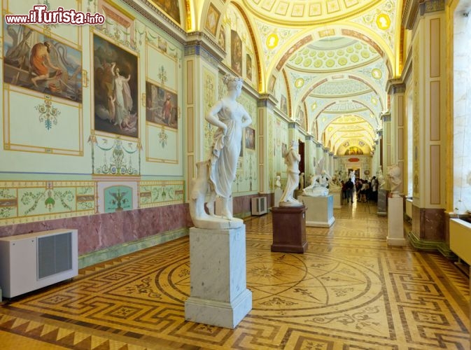 Immagine La collezione dello State Hermitage Museum di San Pietroburgo raccoglie oltre tre milioni di opere provenienti da tutto il mondo, tra pitture, disegni, sculture (vedi foto), ritrovamenti archeologici e materiale numismatico - JackF / Fotolia.com