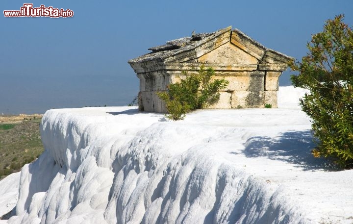 Immagine Hierapolis: le rovine greco-romaniche della necropoli sono inglobate nelle concrezioni calcaree di Pamukkale, il sito particolare della Turchia centro-occidentale - © cartela / Shutterstock.com