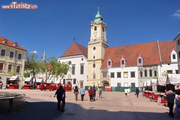 Immagine Hlavne nam, piazza principale di Bratislava - Un tempo centro e mercato principale della capitale slovacca, Hlavne nam ancora oggi è capace di attirare l'attenzione di cittadini e turisti provenienti da tutto il mondo soprattutto durante il periodo natalizio e pasquale. Nel bel mezzo della piazza sorge la Fontana di Rolando costruita nel 1572 e altro grande vanto di Bratislava.