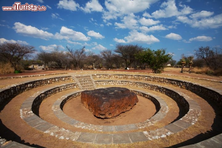 Immagine Hoba il meteorite è il piu grande del mondo e si trova nel nord della Namibia. Quando fu scoperto pesava ben 66 tonnellate e si rinunciò a traportarlo, scavandoci attorno una sorta di anfiteatro. Si stima che oggi il peso complessivo sia più vicino alle 60 tonnellate con quasi seimila chili di materiale asportato per le mricerche scientifiche e purtroppo per anche degli atti di vandalismo. Per conoscere quali sono i meteoriti più grandi del mondo leggete il nostro blog: Meteoriti deve vederli nel mondo - © Galyna Andrushko / Shutterstock.com