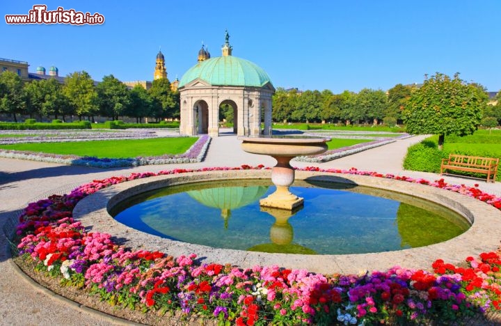 Immagine L'Hofgarten a Monaco di baviera. Notare  dietro la fontana una cupola del complesso della Cancelleria - © gary718 / Shutterstock.com