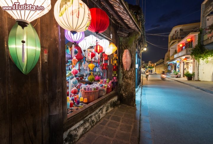 Immagine Hoi An: un negozio di  lanterne di seta, il prodotto tipico di questo villaggio storico del Vietnam - © Konstantin Yolshin / Shutterstock.com